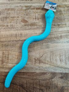 snake-jouet-chien-bleu-patee-friandise-occupation