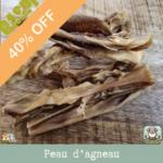 Morceaux de peau d'agneau séchée présentés sur une table.