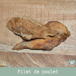 Morceaux de filet de poulet séché présentés sur une table.