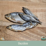 Morceaux de gardon séché présentés sur une table.