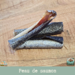Peau de saumon séchée avec viande – friandise naturelle pour chien