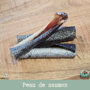 Peau de saumon séchée avec viande – friandise naturelle pour chien