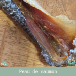 Peau de saumon séchée avec viande – friandise naturelle pour chien