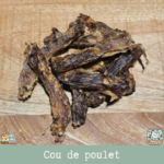 Des cous de poulet séchés présentés sur une table