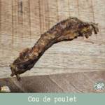 Des cous de poulet séchés présentés sur une table