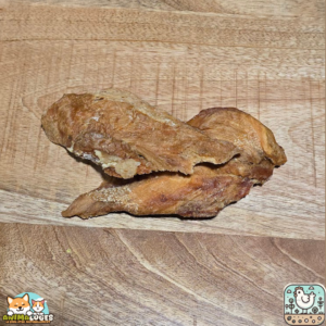 Morceaux de filet de poulet séché présentés sur une table.