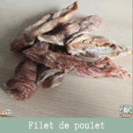 Morceaux de filet de poulet séché présentés sur une table.