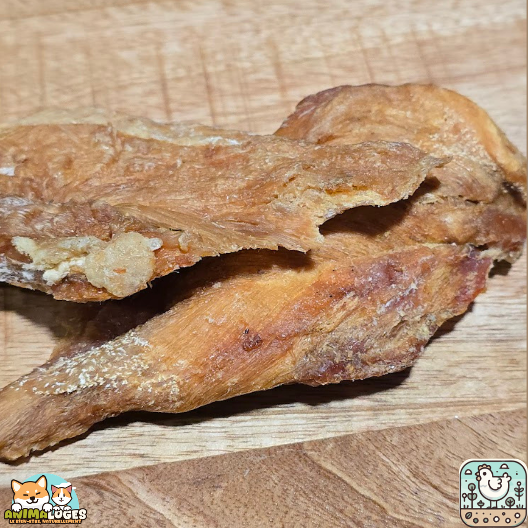 Morceaux de filet de poulet séché présentés sur une table.