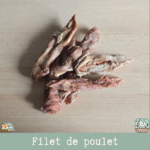 Morceaux de filet de poulet séché présentés sur une table.