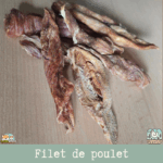Morceaux de filet de poulet séché présentés sur une table.