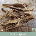 Morceaux de peau d'agneau séchée présentés sur une table.
