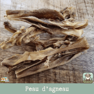 Morceaux de peau d'agneau séchée présentés sur une table.