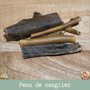 Morceaux de peau de sanglier séchée présentés sur une table.
