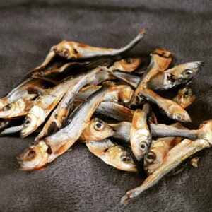 Morceaux de sprat séché présentés sur une table.