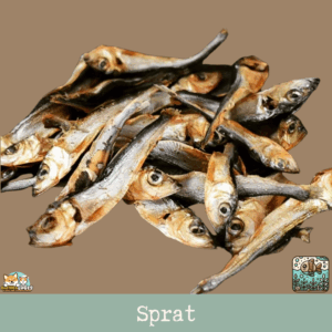 Morceaux de sprat séché présentés sur une table.