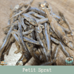 Morceaux de petit sprat séché présentés sur une table.