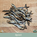 Morceaux de sprat séché présentés sur une table.