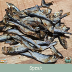Morceaux de sprat séché présentés sur une table.