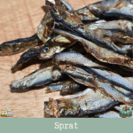 Morceaux de sprat séché présentés sur une table.