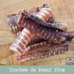 Des trachées de bœuf séchée posée sur une table.
