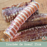 Des trachées de bœuf séchée posée sur une table.