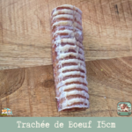 Une trachée de bœuf séchée posée sur une table.