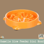 La gamelle Slow Feeder Bini Rond, conçue avec des obstacles bas et des ventouses antidérapantes.