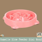 La gamelle Slow Feeder Bini Rond, conçue avec des obstacles bas et des ventouses antidérapantes.