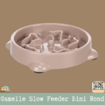 La gamelle Slow Feeder Bini Rond, conçue avec des obstacles bas et des ventouses antidérapantes.