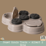 Jouet interactif en plastique avec des couvercles en caoutchouc, prêt à être rempli de friandises.