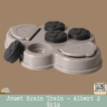 Jouet interactif en plastique avec des couvercles en caoutchouc, prêt à être rempli de friandises.