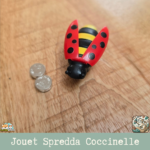 Le jouet Spredda Coccinelle rouge en plastique, vibrant et sonore pour chats.