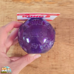Balle Squeezz KONG rebondissante avec couinement pour chien