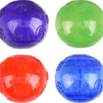 Le jouet Kong® Squeezz® Balle avec différentes couleurs vives.