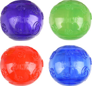 Le jouet Kong® Squeezz® Balle avec différentes couleurs vives.