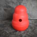 Le jouet KONG Wobbler Rouge pour chien.