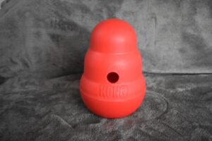 Le jouet KONG Wobbler Rouge pour chien.