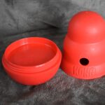 Le jouet KONG Wobbler Rouge pour chien.