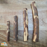 Bâtons de bois d'olivier de différentes tailles disposés sur une table.