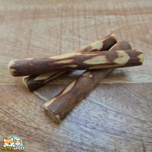 Bâtons de bois d'olivier de différentes tailles disposés sur une table.