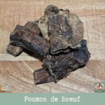Friandises naturelles de poumon de bœuf pour chien, en morceaux déshydratés.