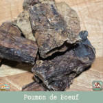 Friandises naturelles de poumon de bœuf pour chien, en morceaux déshydratés.
