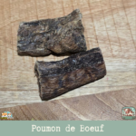 Friandises naturelles de poumon de bœuf pour chien, en morceaux déshydratés.