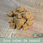 Gros cube de canard pour chien. friandises naturelles gourmandes pour l'éducation.