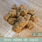 Gros cube de lapin pour chien. friandises naturelles gourmandes pour l'éducation.