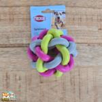 Texte alternatif : Balle nouée Trixie pour chien en caoutchouc naturel disponible en 7 et 10 cm