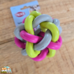 Texte alternatif : Balle nouée Trixie pour chien en caoutchouc naturel disponible en 7 et 10 cm