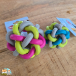 Texte alternatif : Balle nouée Trixie pour chien en caoutchouc naturel disponible en 7 et 10 cm