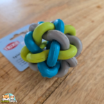 Texte alternatif : Balle nouée Trixie pour chien en caoutchouc naturel disponible en 7 et 10 cm