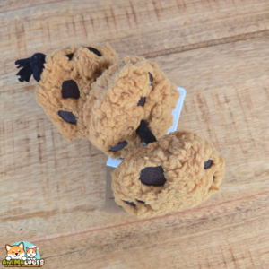 Jouet P.L.A.Y. Cookies n’ Treats taille M pour chien, trois biscuits en peluche avec couineurs et corde